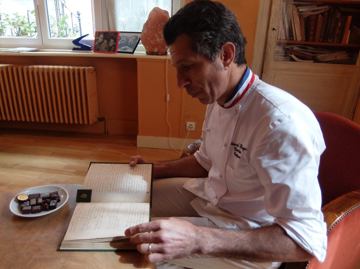 Edouard lisant les recettes Edouard lisant les recettes