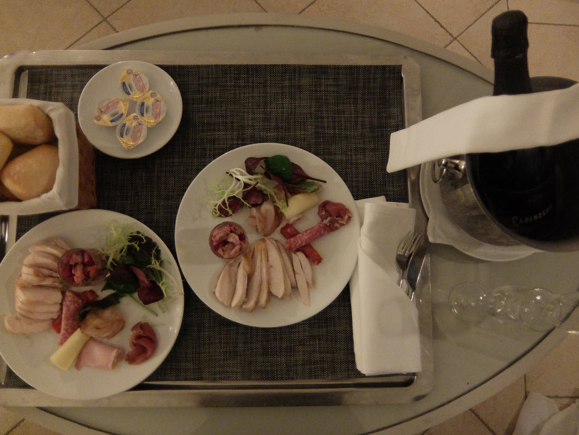 Plateau repas du soir a notre arrivee tardive Plateau repas du soir a notre arrivee tardive
