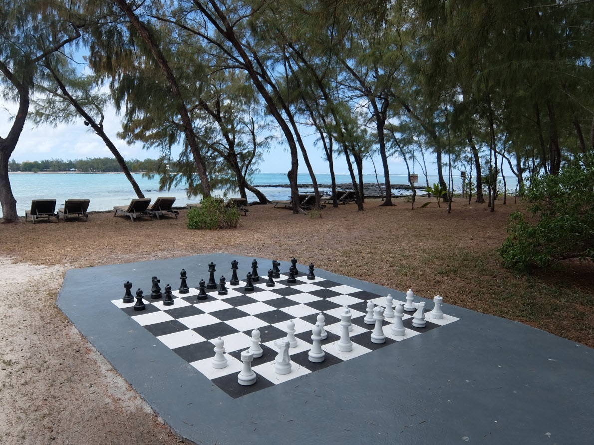 Jeu echec geant sur la plage Jeu echec geant sur la plage