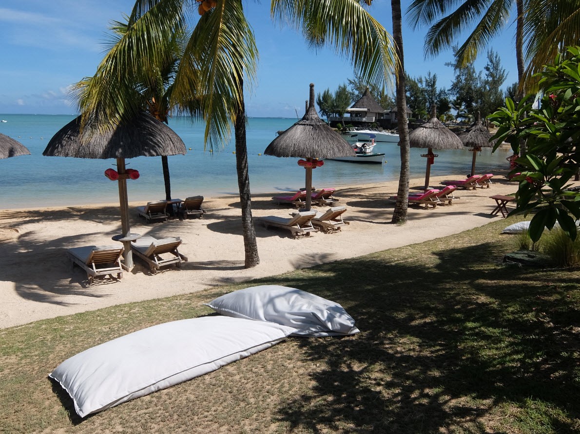 Bean bag et transats sur la plage Bean bag et transats sur la plage
