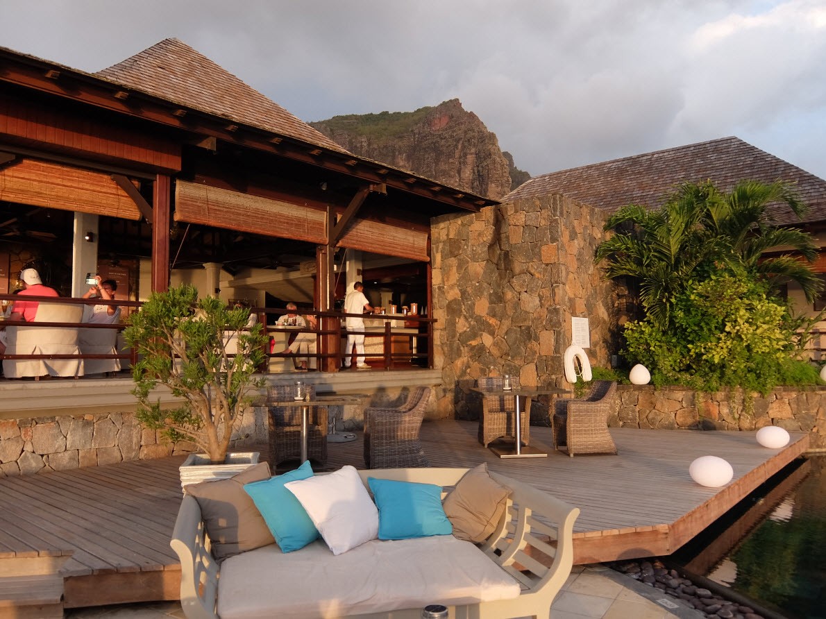 Le bar au coucher du soleil Le bar au coucher du soleil