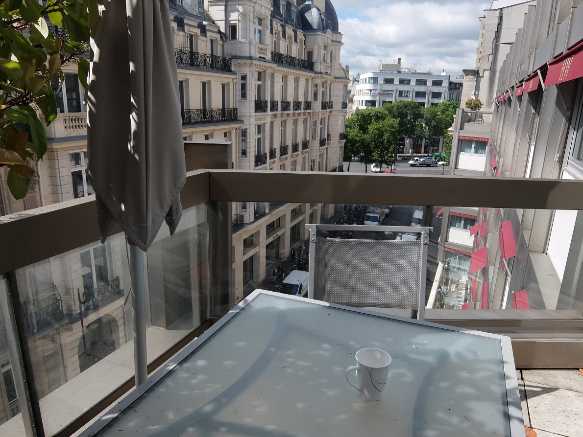 Balcon donnant sur les Champs Elysées Balcon donnant sur les Champs Elysées