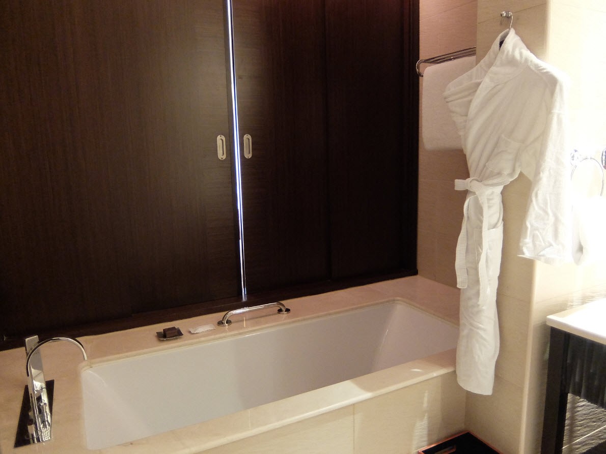 La baignoire qui ouvre sur la chambre La baignoire qui ouvre sur la chambre