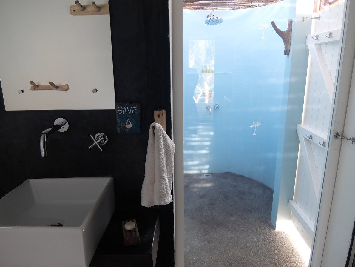Salle de bains avec douche externe Salle de bains avec douche externe