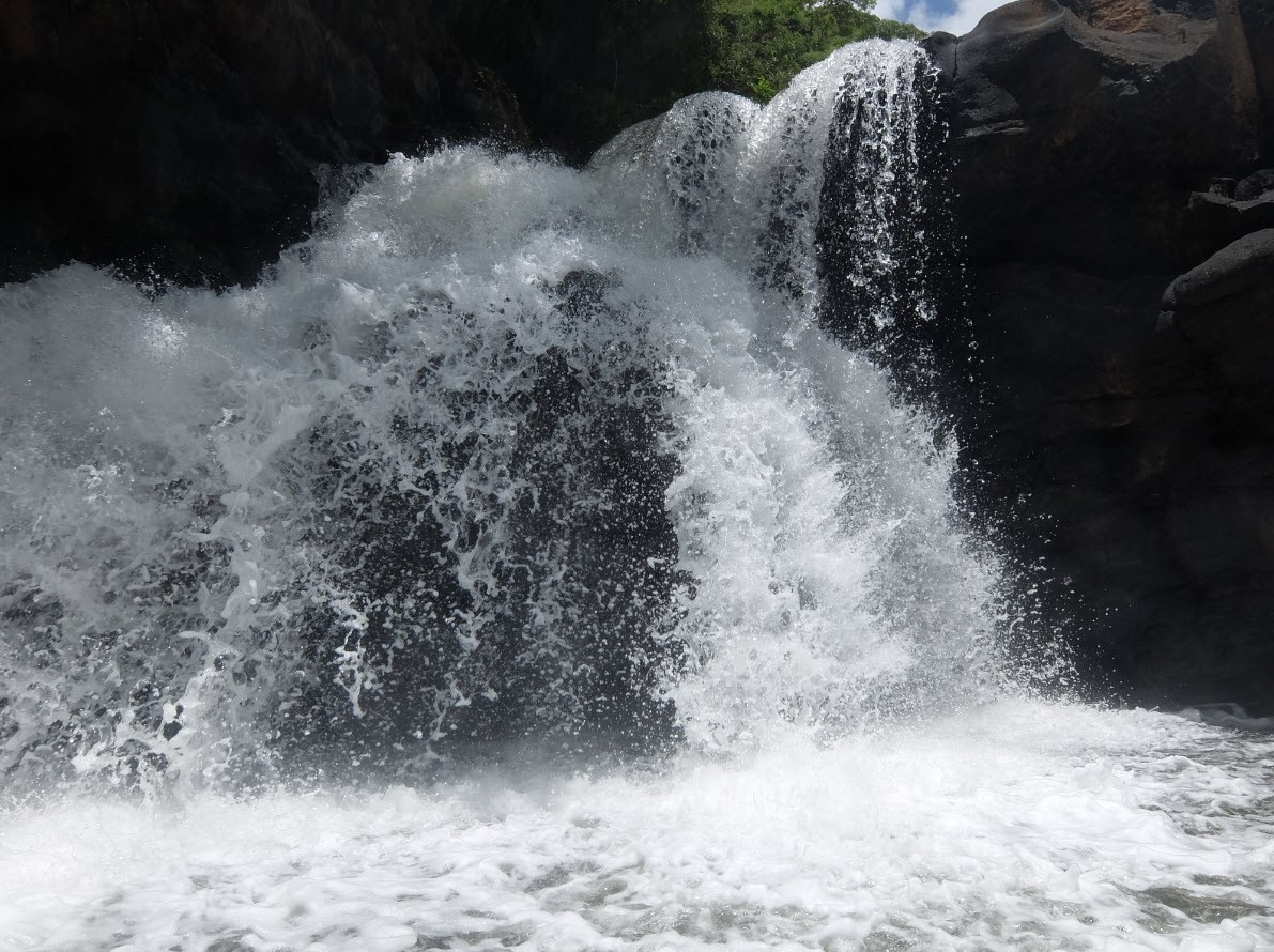 Au pied de la cascade Au pied de la cascade