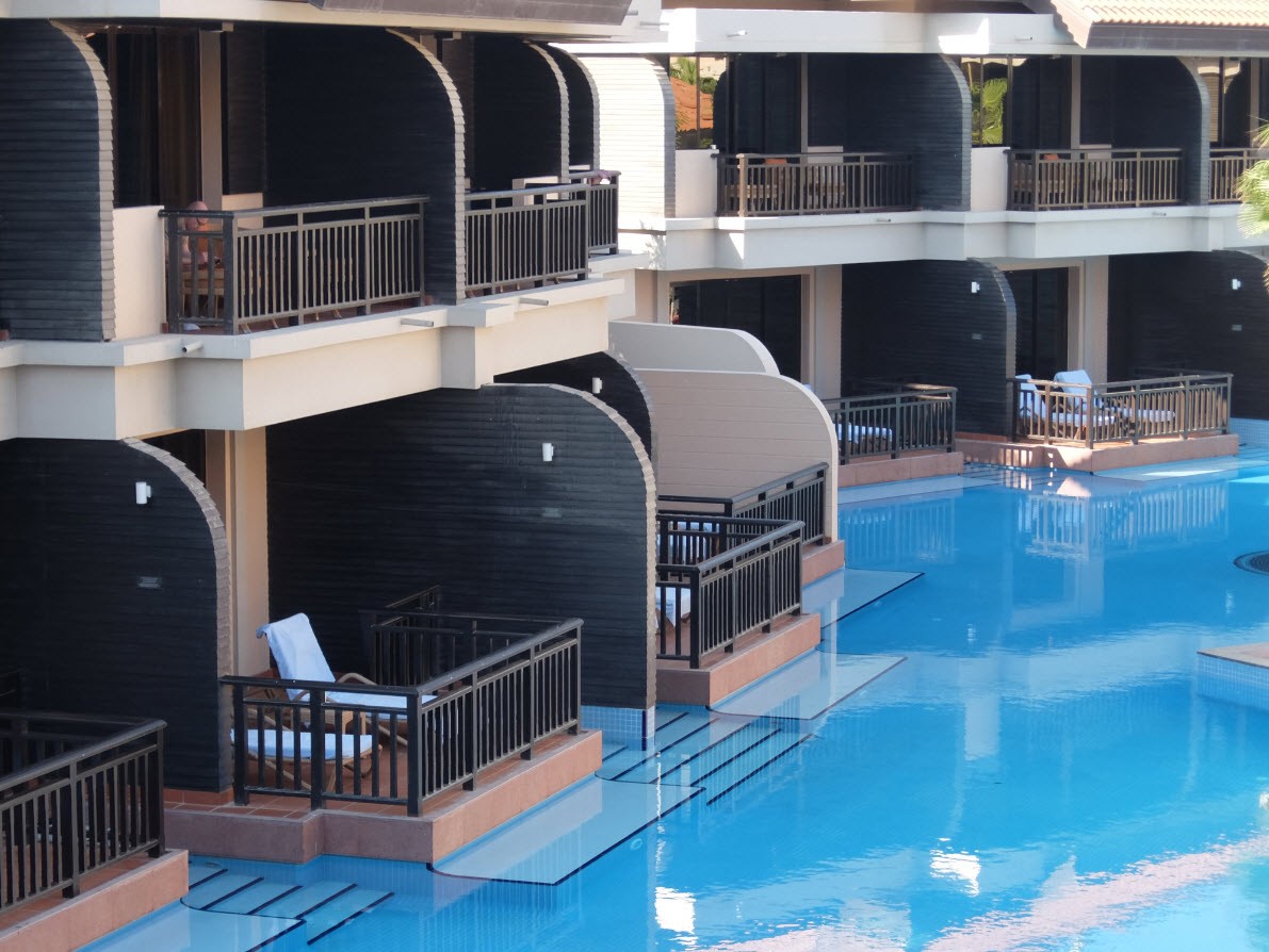 Acces direct a la piscine pour ces chambres Acces direct a la piscine pour ces chambres