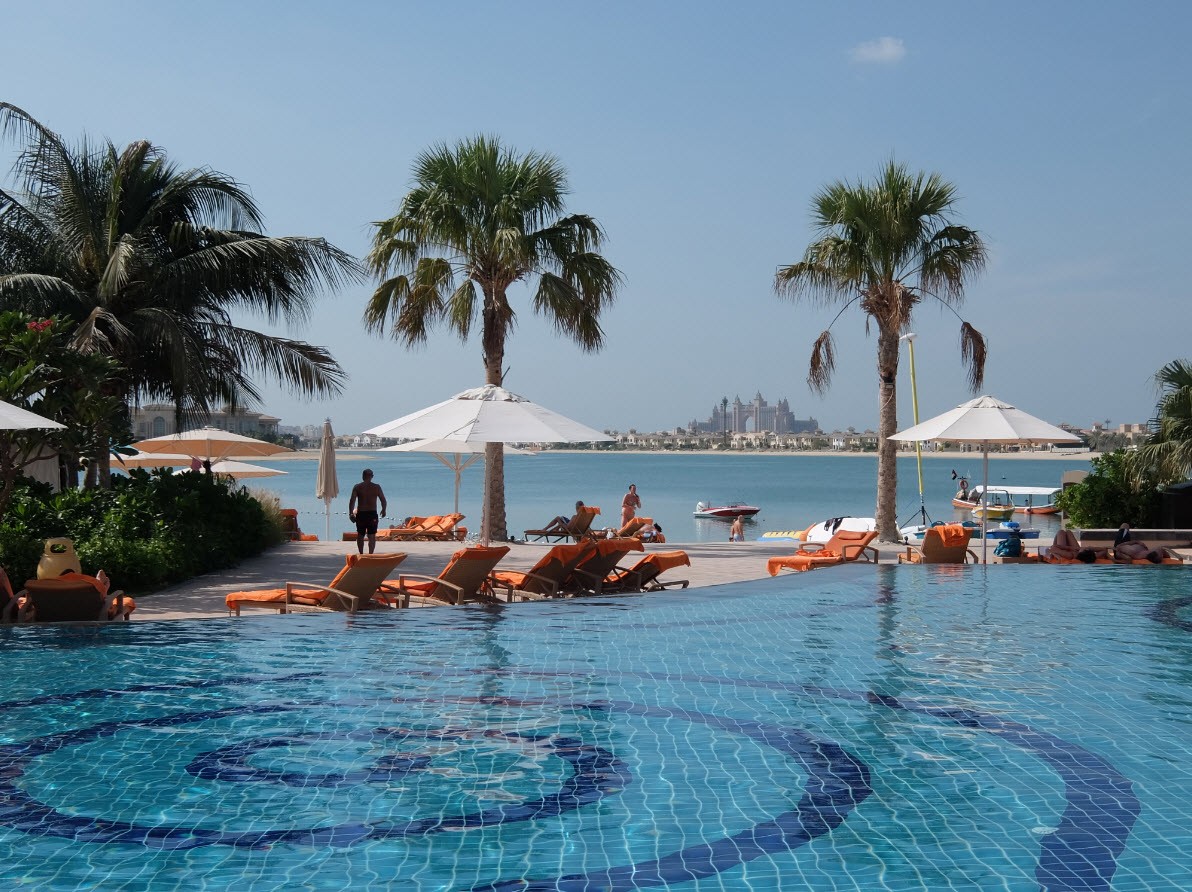Vue sur la plage depuis la piscine Vue sur la plage depuis la piscine