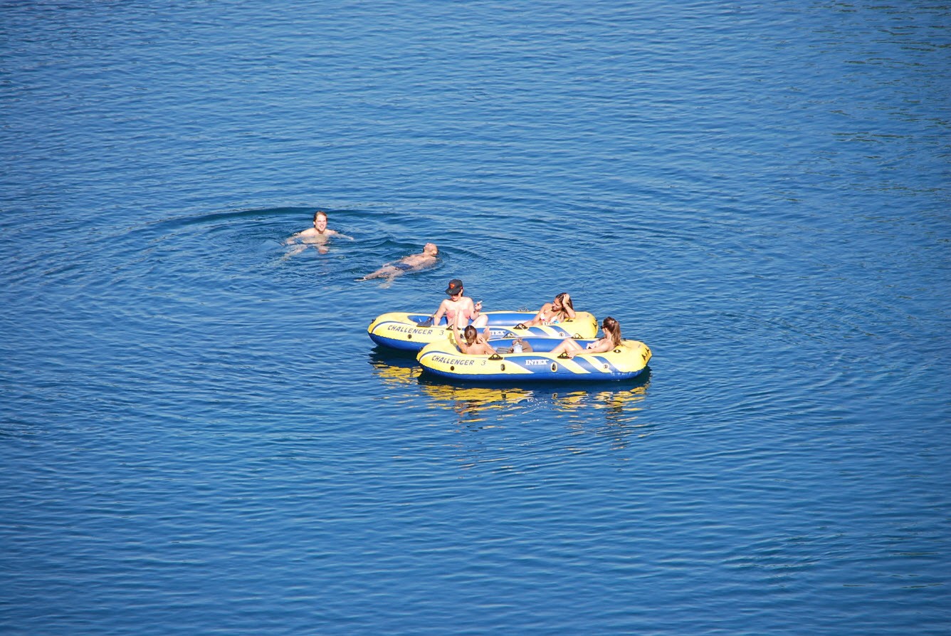 Descendre le Rhone en bateau Descendre le Rhone en bateau
