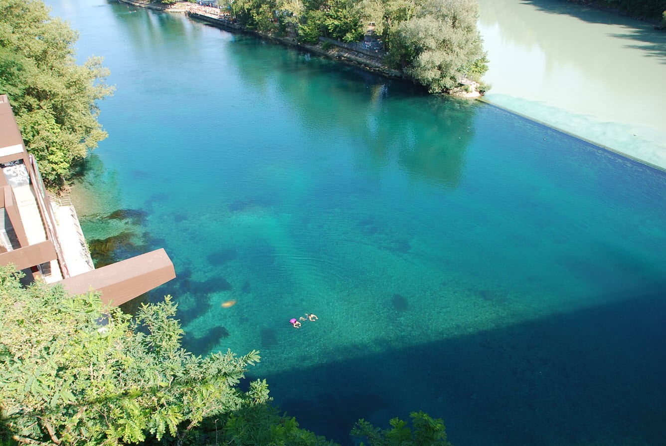 Baignade dans eau limpide du Rhone Baignade dans eau limpide du Rhone