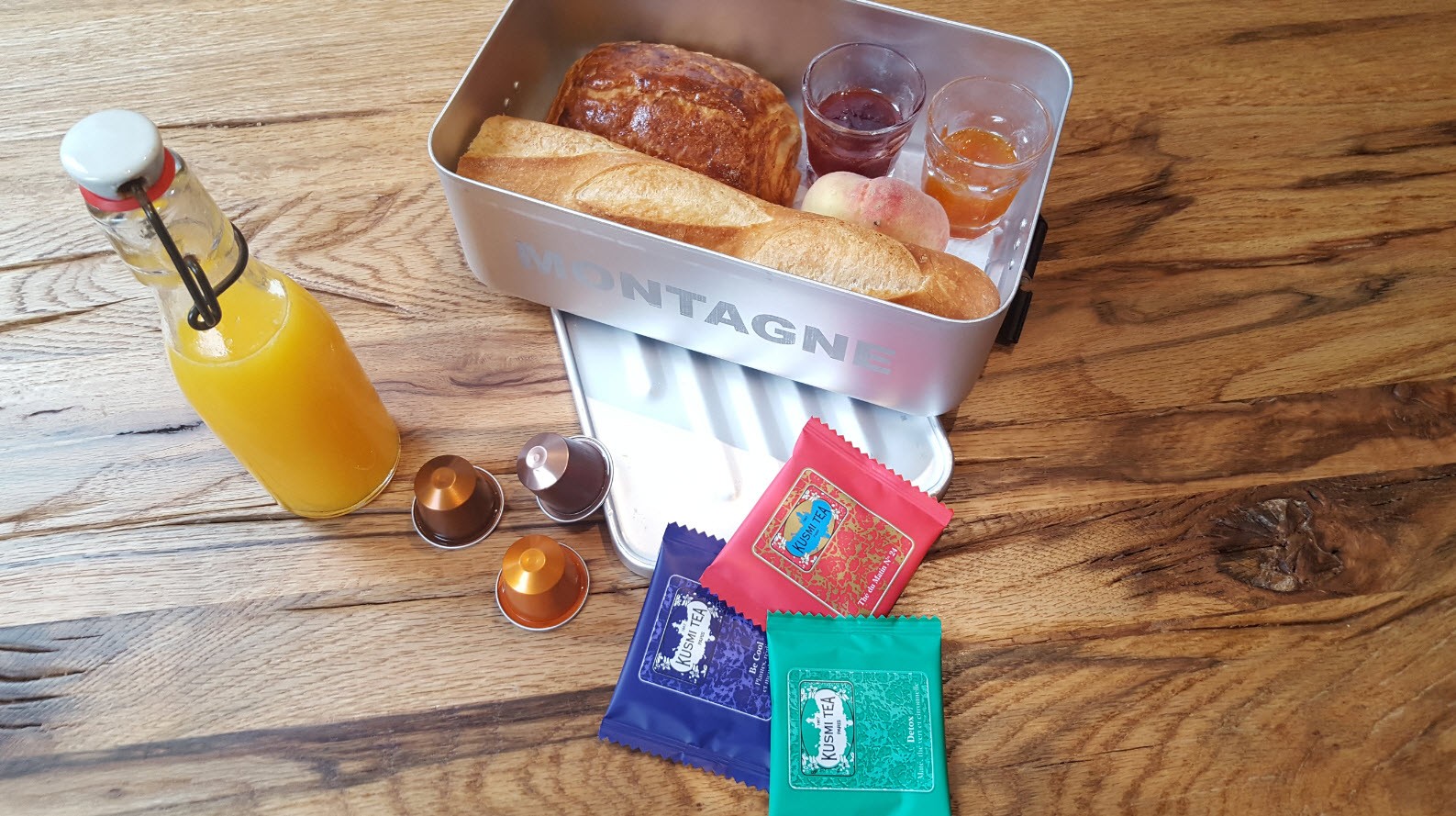 Petit dejeuner presente dans une boite Petit dejeuner presente dans une boite