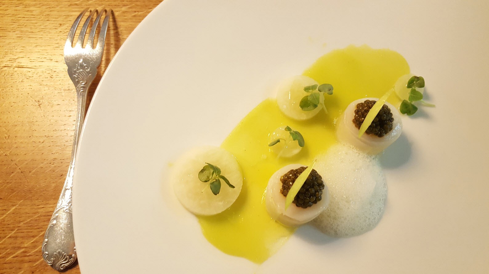 Coquilles Saint-Jacques dâErquy, caviar gold Impérial et pomme verte Coquilles Saint-Jacques dâErquy, caviar gold Impérial et pomme verte
