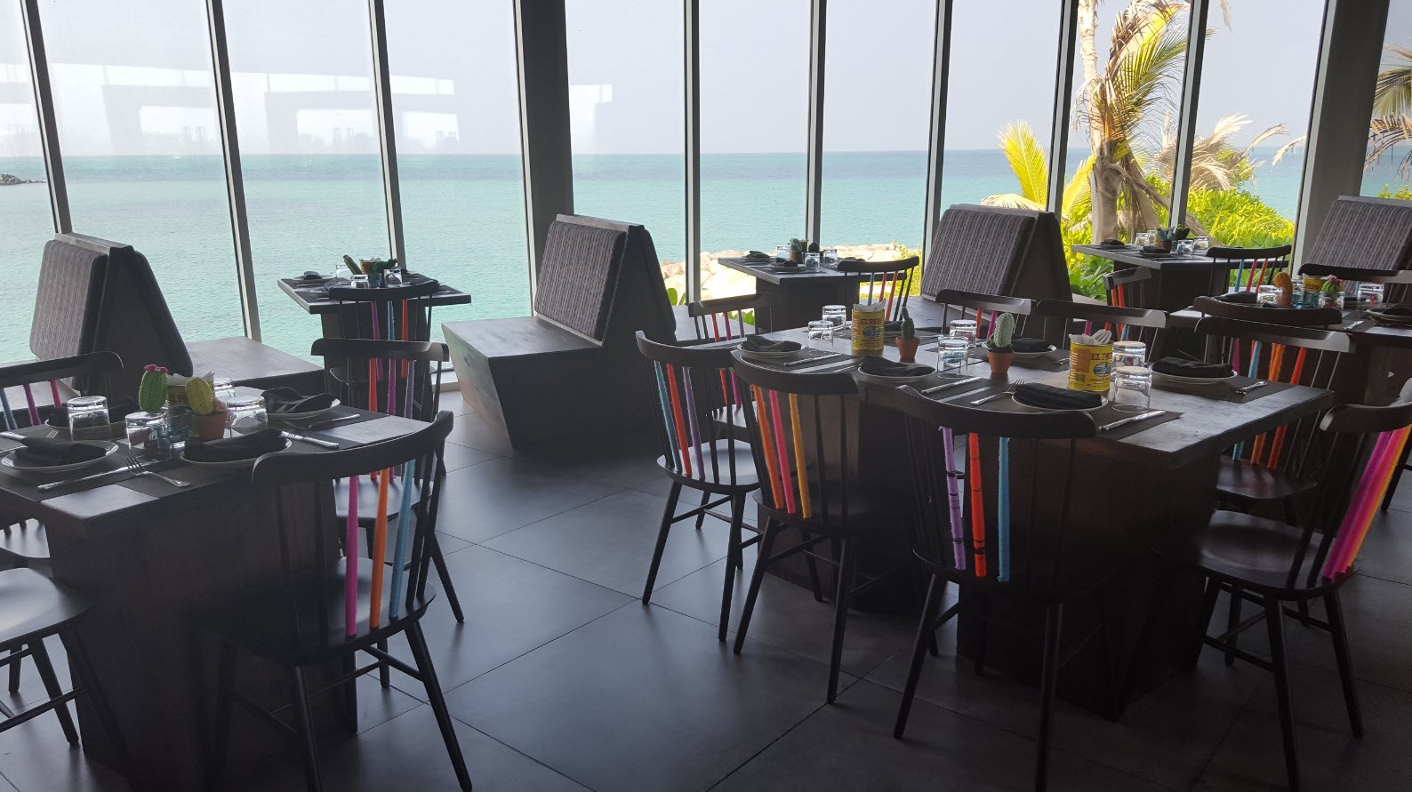 Vue mer depuis interieur restaurant Vue mer depuis interieur restaurant