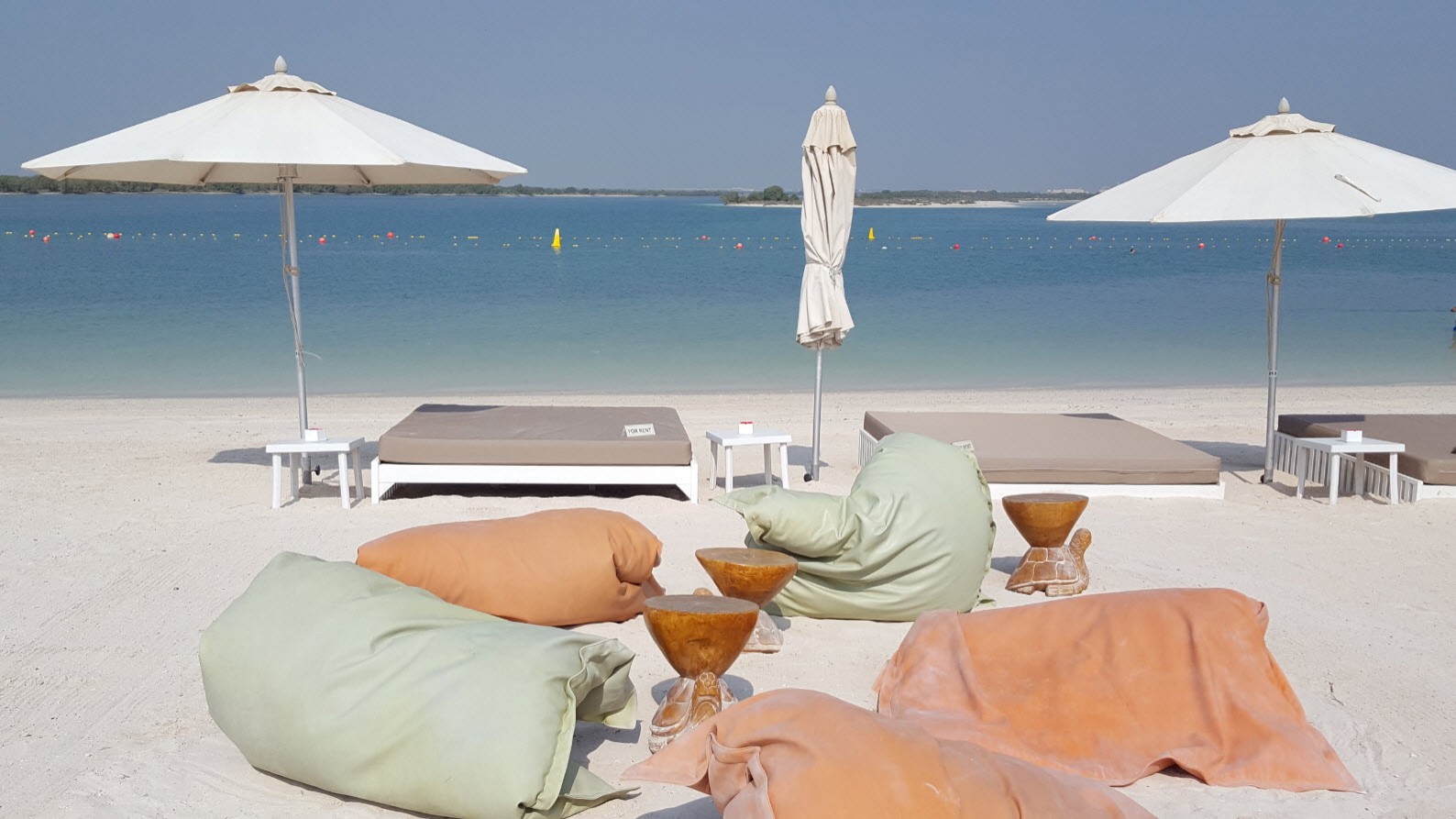 Lits et poufs sur la plage Lits et poufs sur la plage
