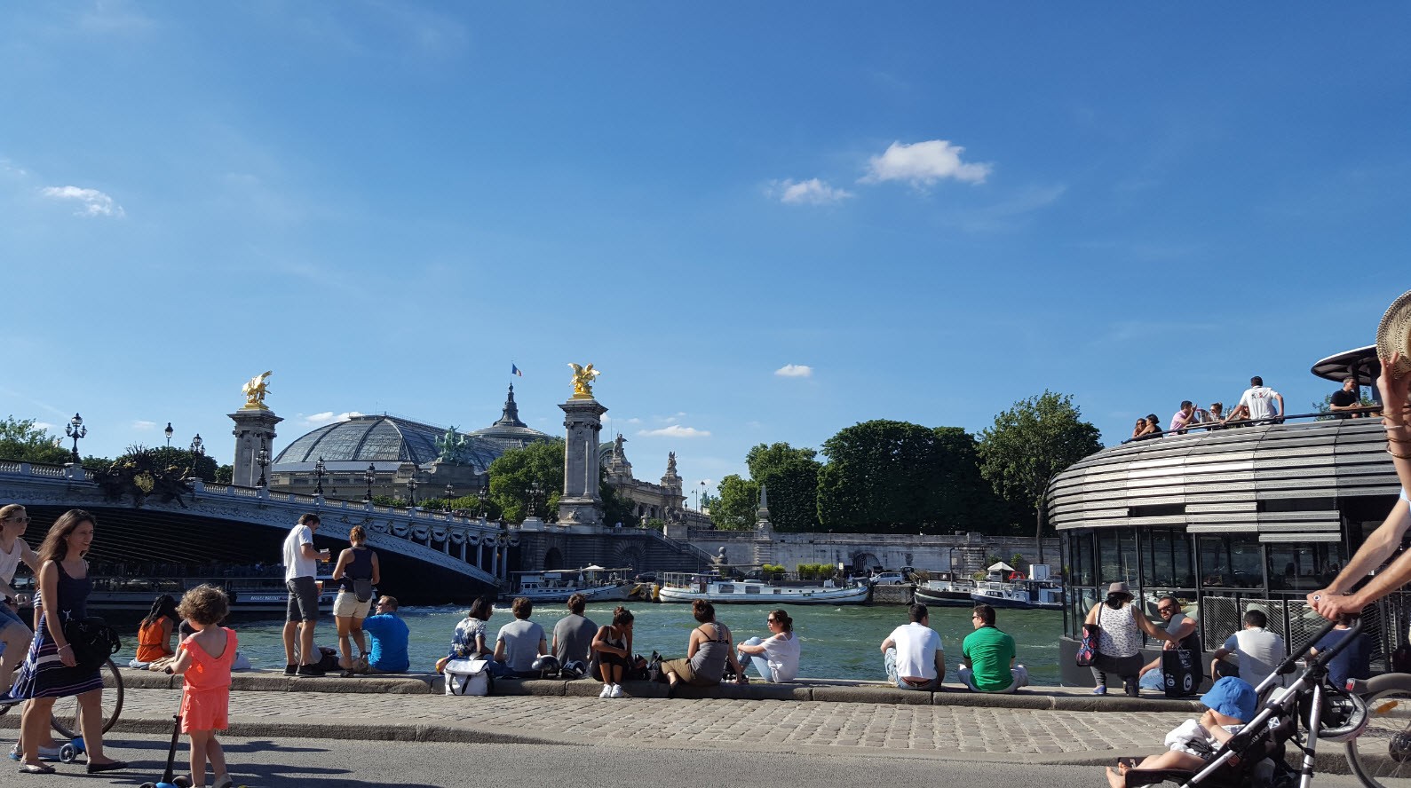 Vue depuis mon transat au bord de la Seine Vue depuis mon transat au bord de la Seine
