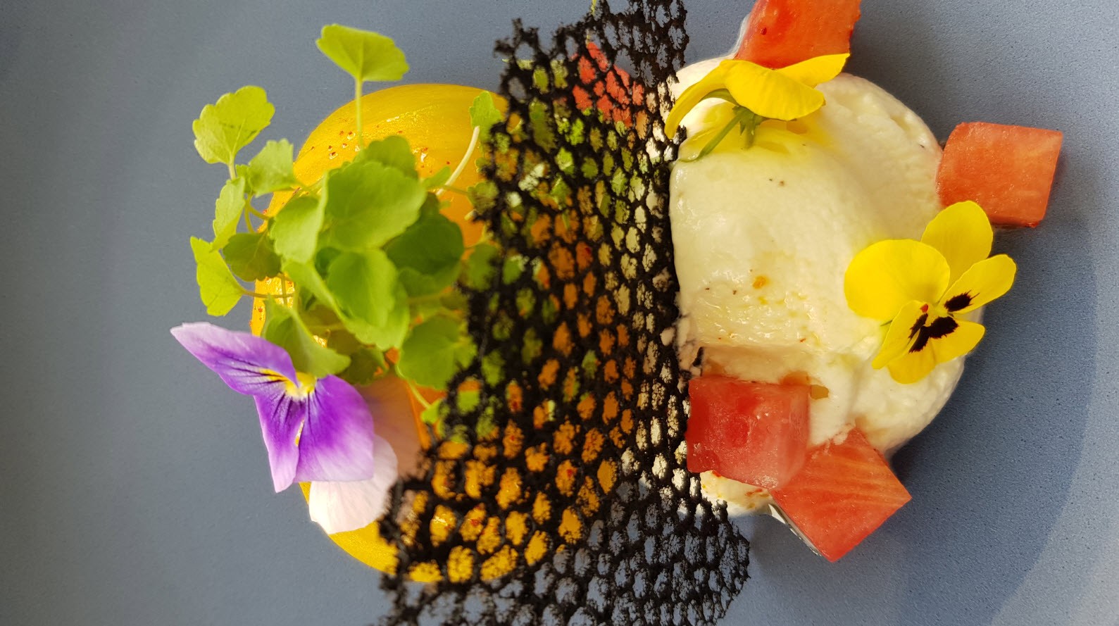Tomates de couleurs, chèvre frais, pastèques et tuiles croustillantes Tomates de couleurs, chèvre frais, pastèques et tuiles croustillantes