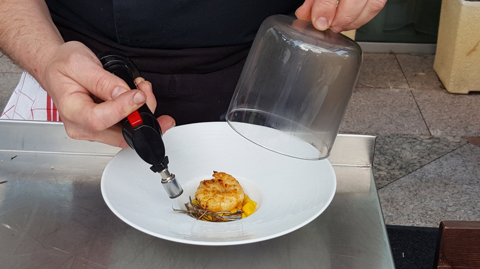 Preparation crevettes sous cloche Preparation crevettes sous cloche