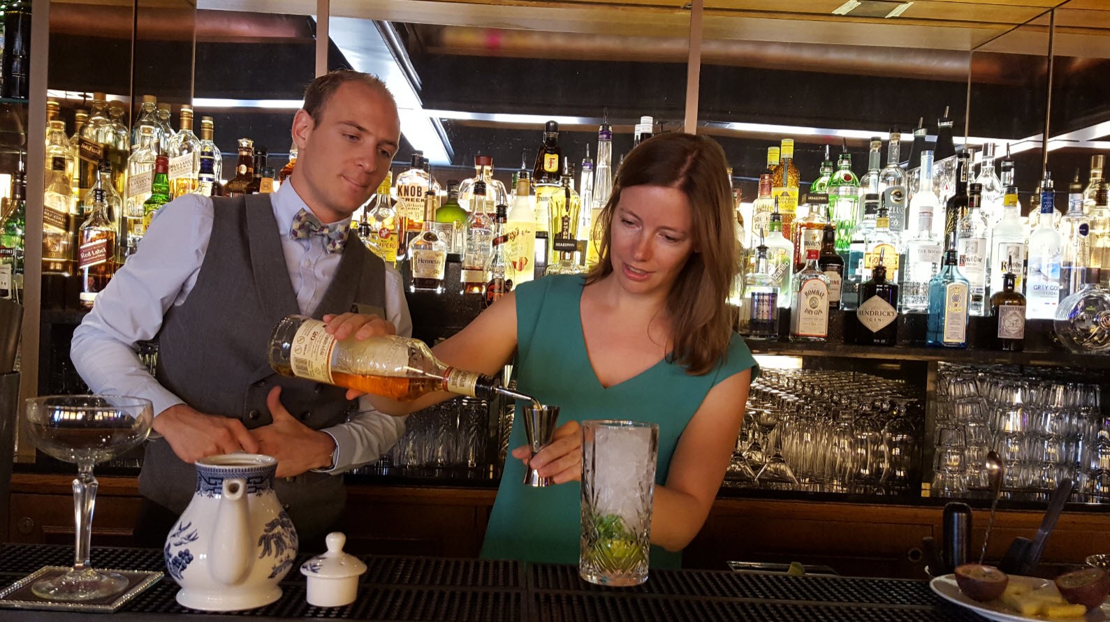 Preparation de cocktail avec le barman Preparation de cocktail avec le barman
