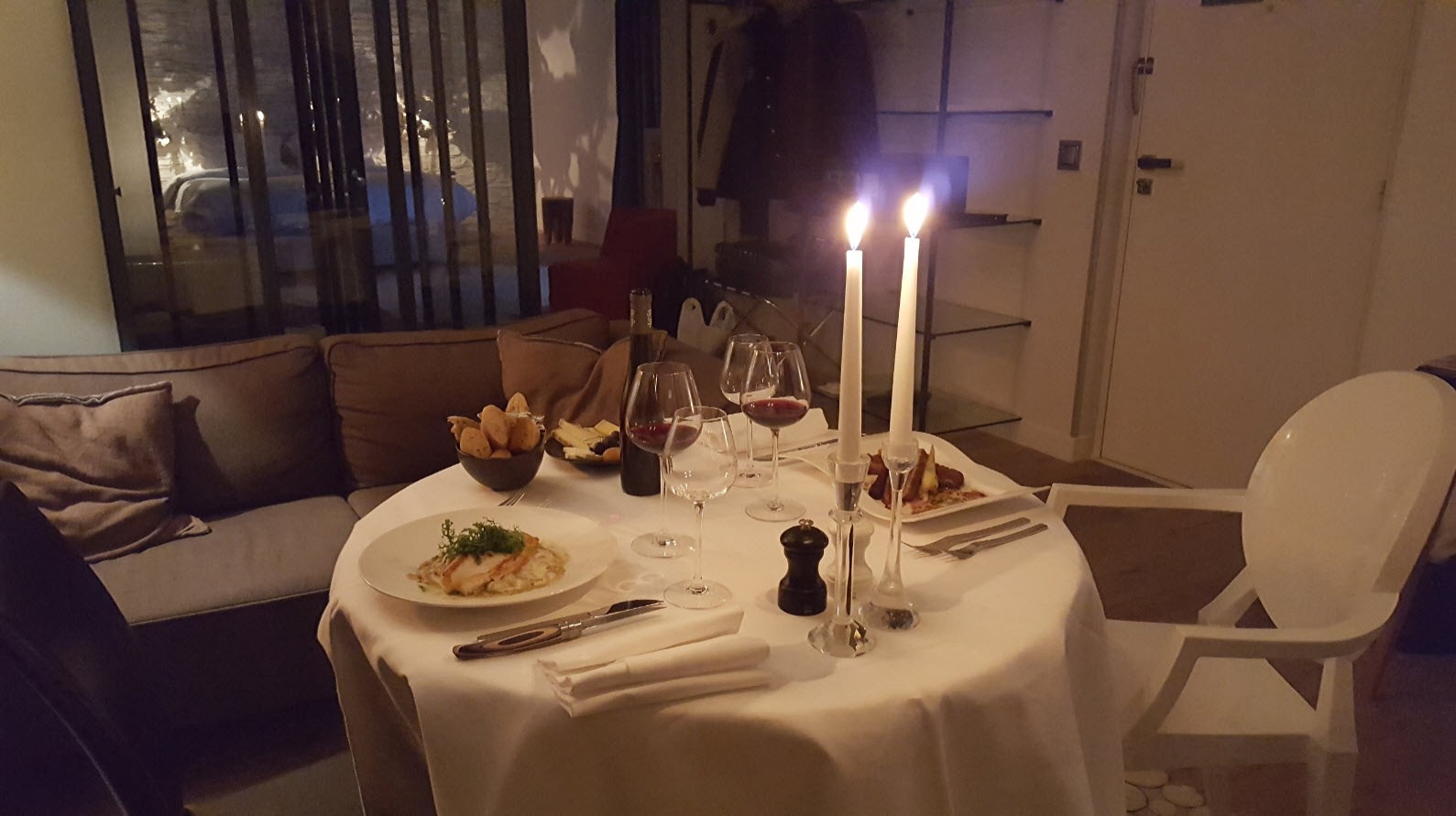 Diner en tete a tete devant la cheminee et aux chandelles Diner en tete a tete devant la cheminee et aux chandelles