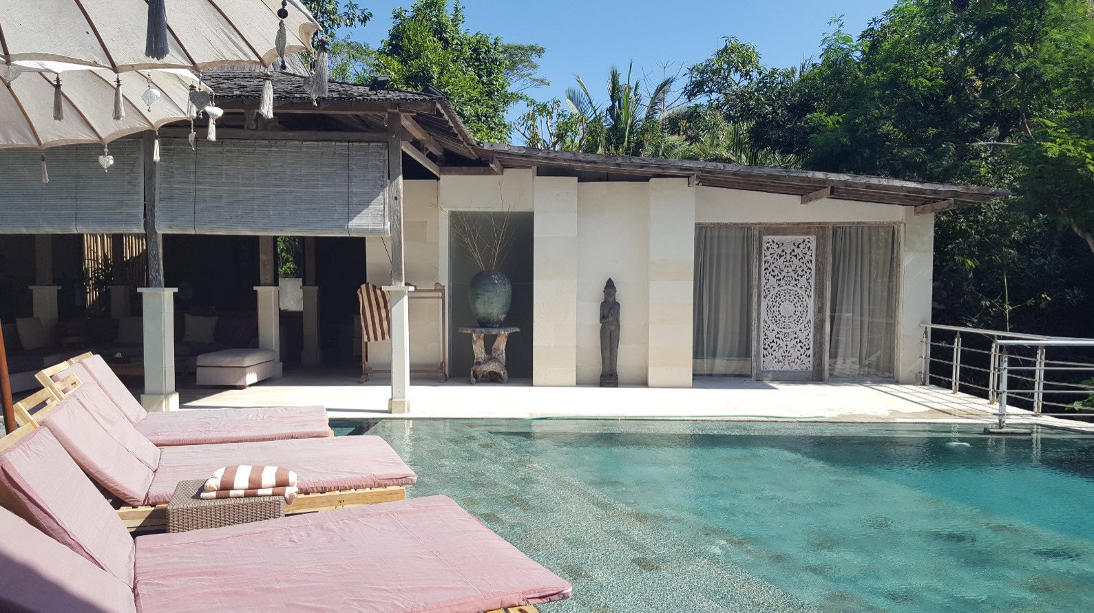 Chambre au bord de la piscine Chambre au bord de la piscine