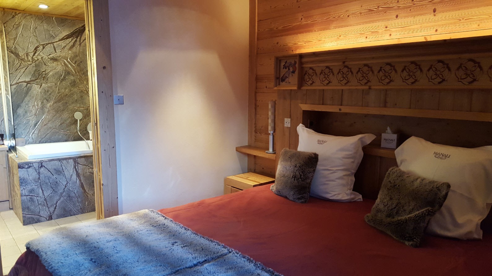 Chambre principale et salle-de-bains Chambre principale et salle-de-bains