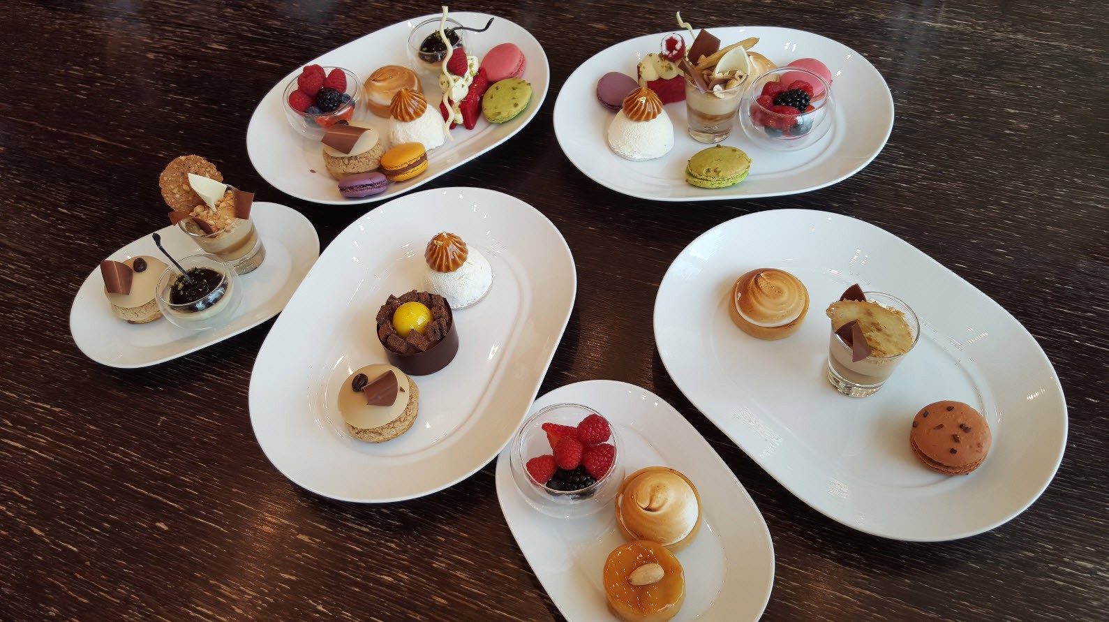 Assiettes avec les desserts du brunch a Geneve Assiettes avec les desserts du brunch a Geneve