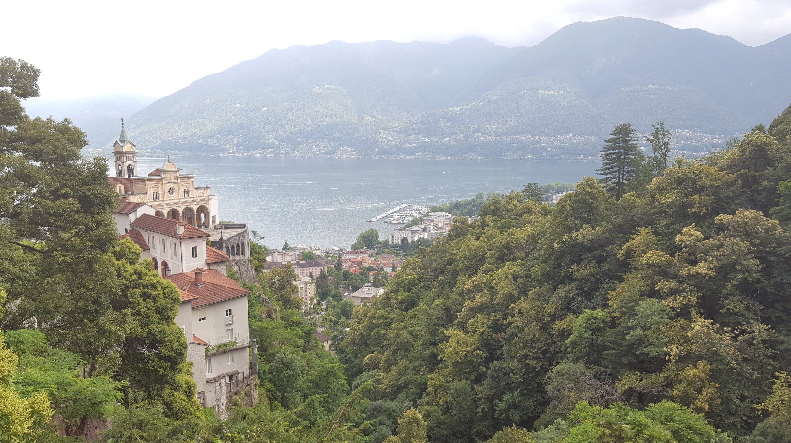 Madonna del Sasso dominant la ville de Locarno Madonna del Sasso dominant la ville de Locarno