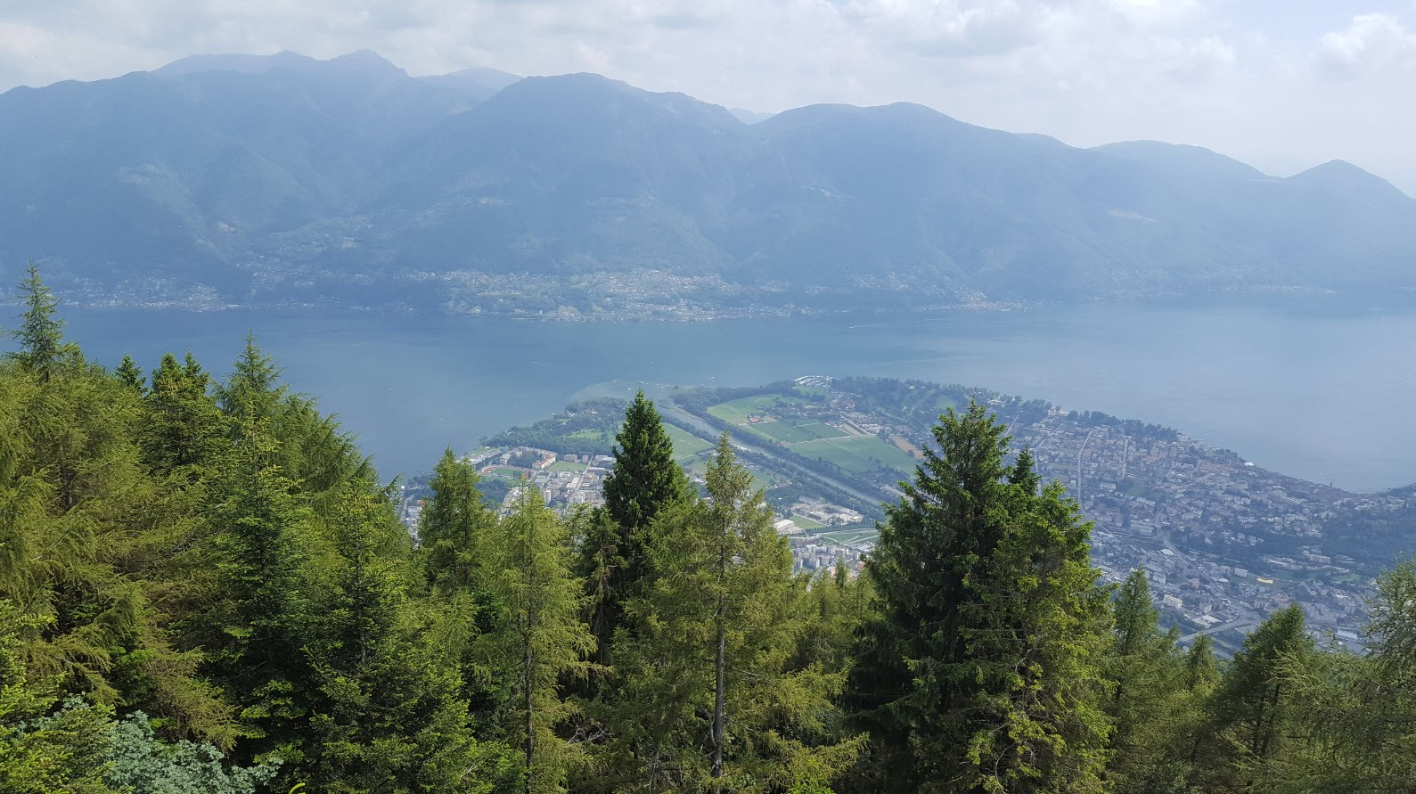 Point de vue sur le Tessin et l'Italie Point de vue sur le Tessin et l'Italie