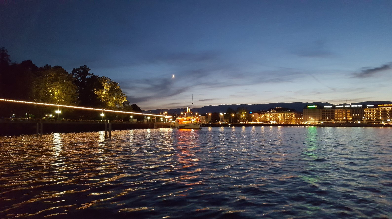 Geneve by night depuis le lac Geneve by night depuis le lac