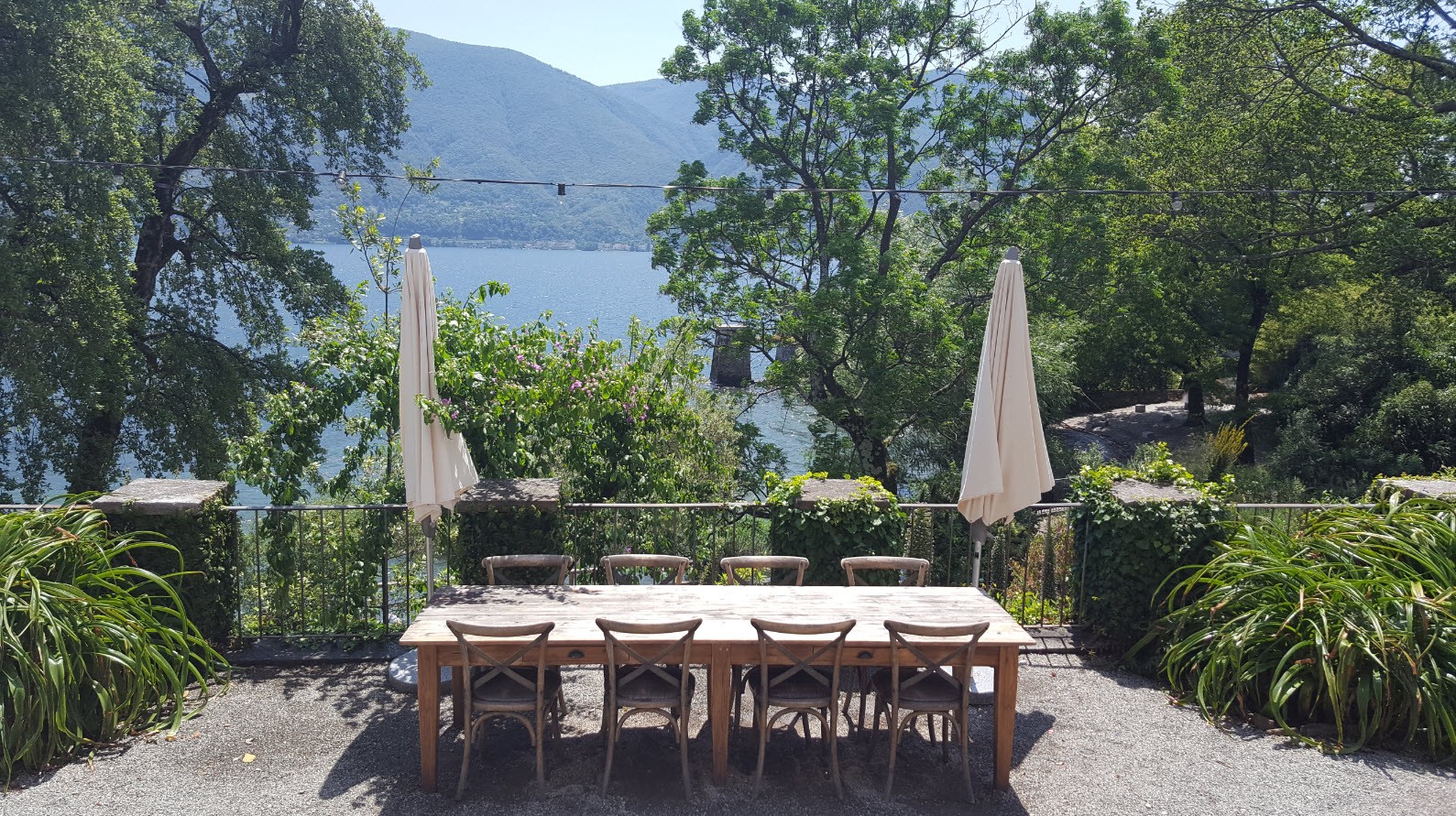 Table avec vue Lac Majeur Table avec vue Lac Majeur