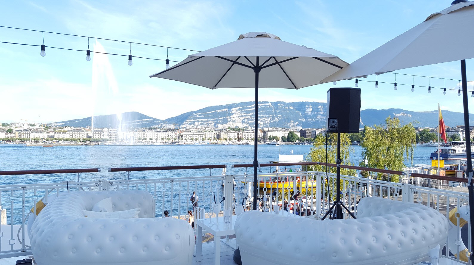 Terrasse au bord du lac a Geneve pendant les fetes Terrasse au bord du lac a Geneve pendant les fetes