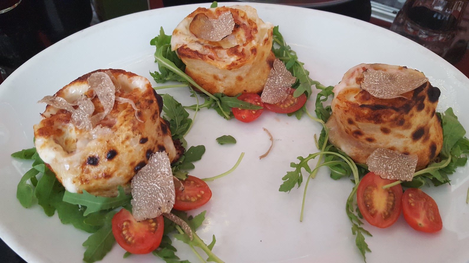 Fameuse pizza Luigia a la truffe Fameuse pizza Luigia a la truffe