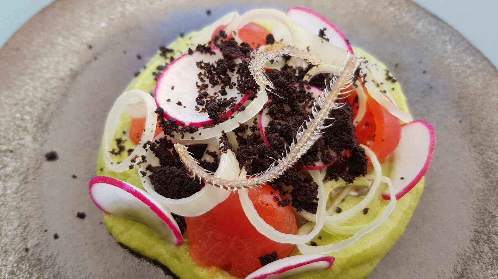 Avocat fumé, anchoix marinés, olives noires Avocat fumé, anchoix marinés, olives noires