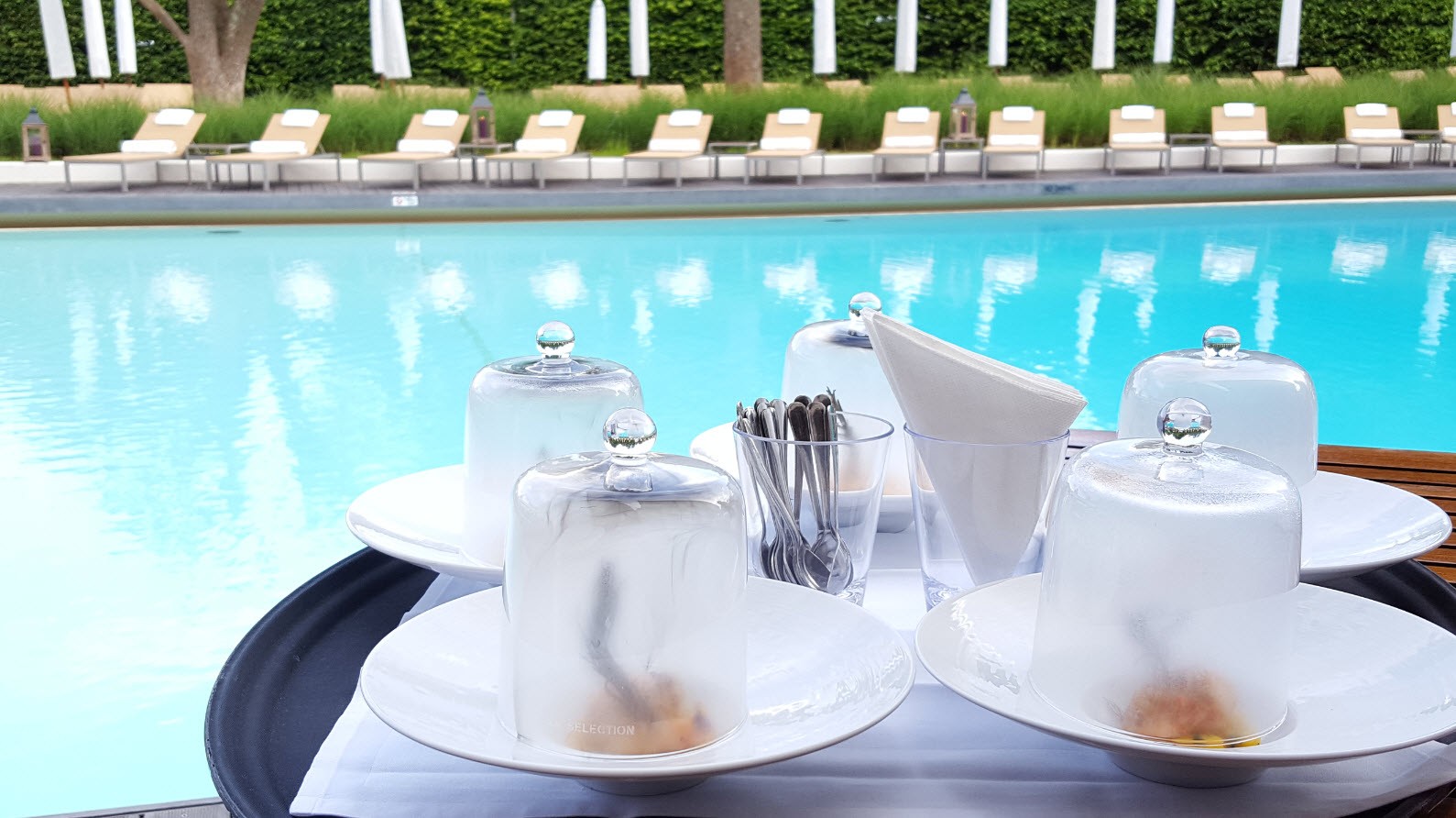 Dejeuner a la piscine Dejeuner a la piscine