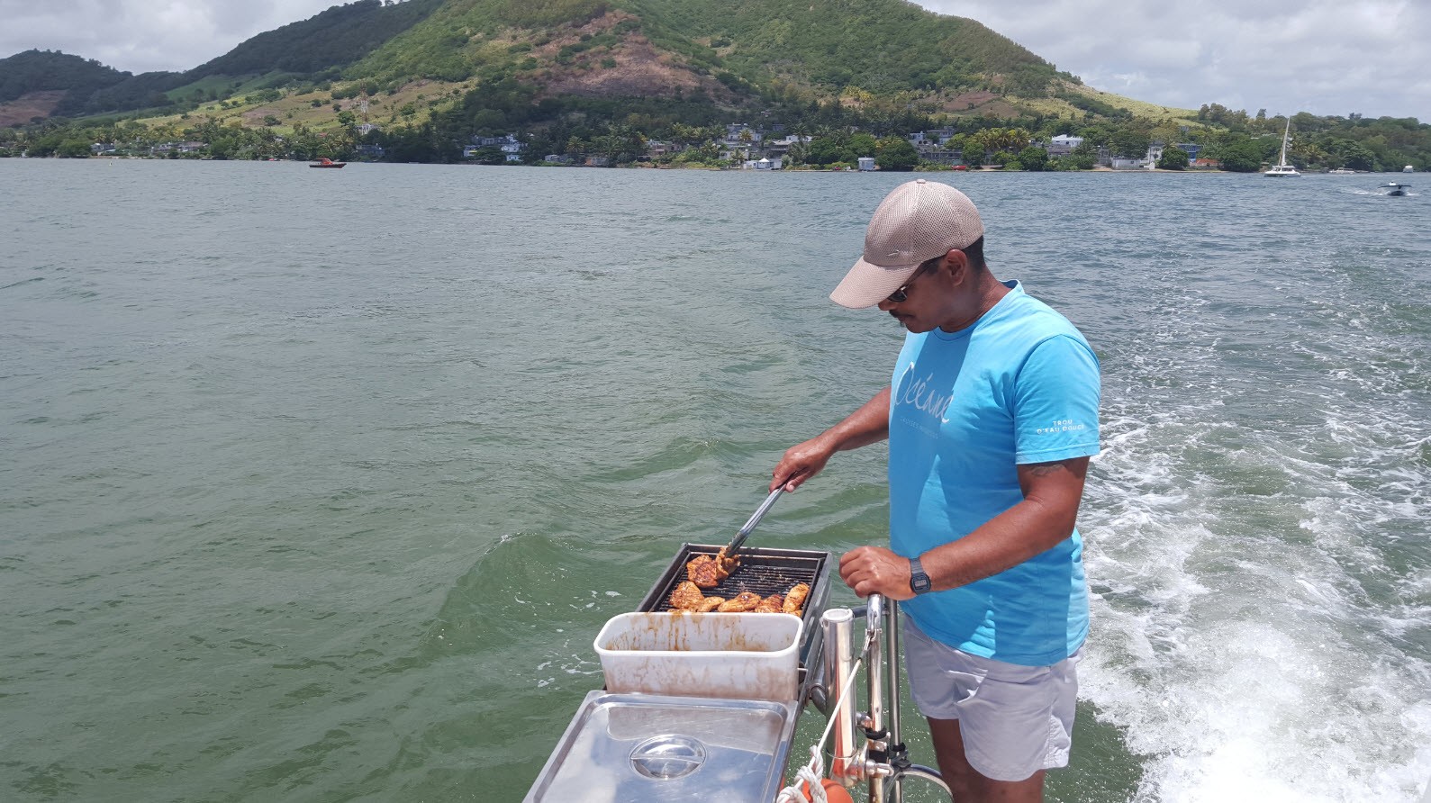 Preparation du barbecue sur le bateau Preparation du barbecue sur le bateau