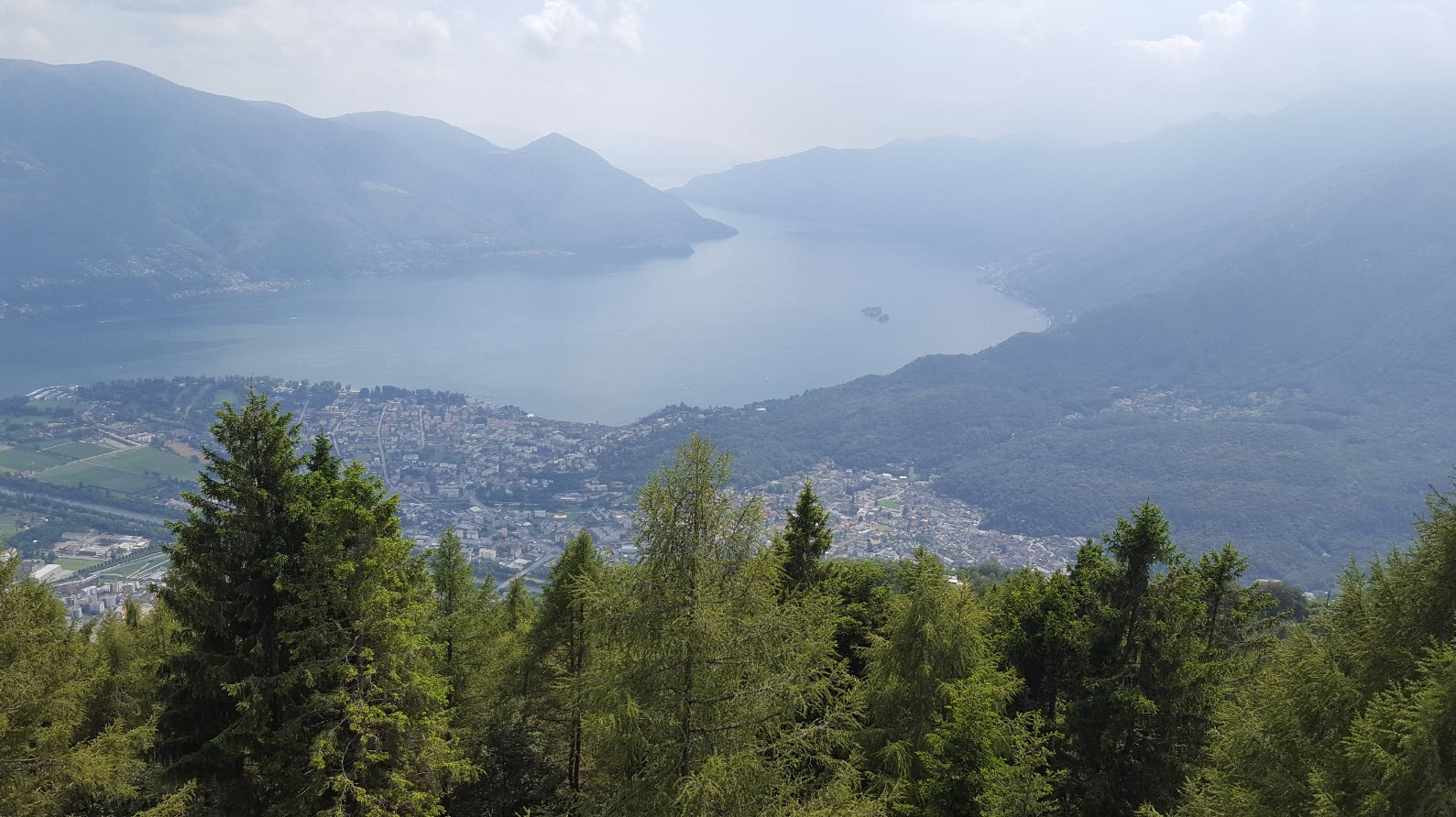 Vue panoramique sur le Lac Majeur en Suisse et Italie Vue panoramique sur le Lac Majeur en Suisse et Italie