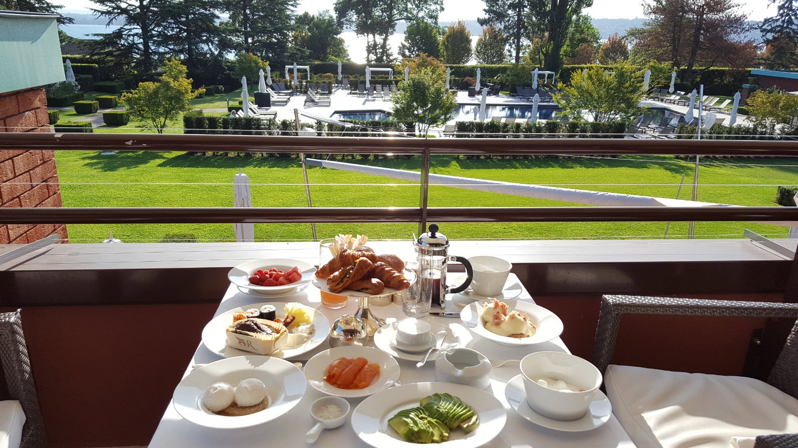 Petit dejeuner avec vue sur la piscine Petit dejeuner avec vue sur la piscine