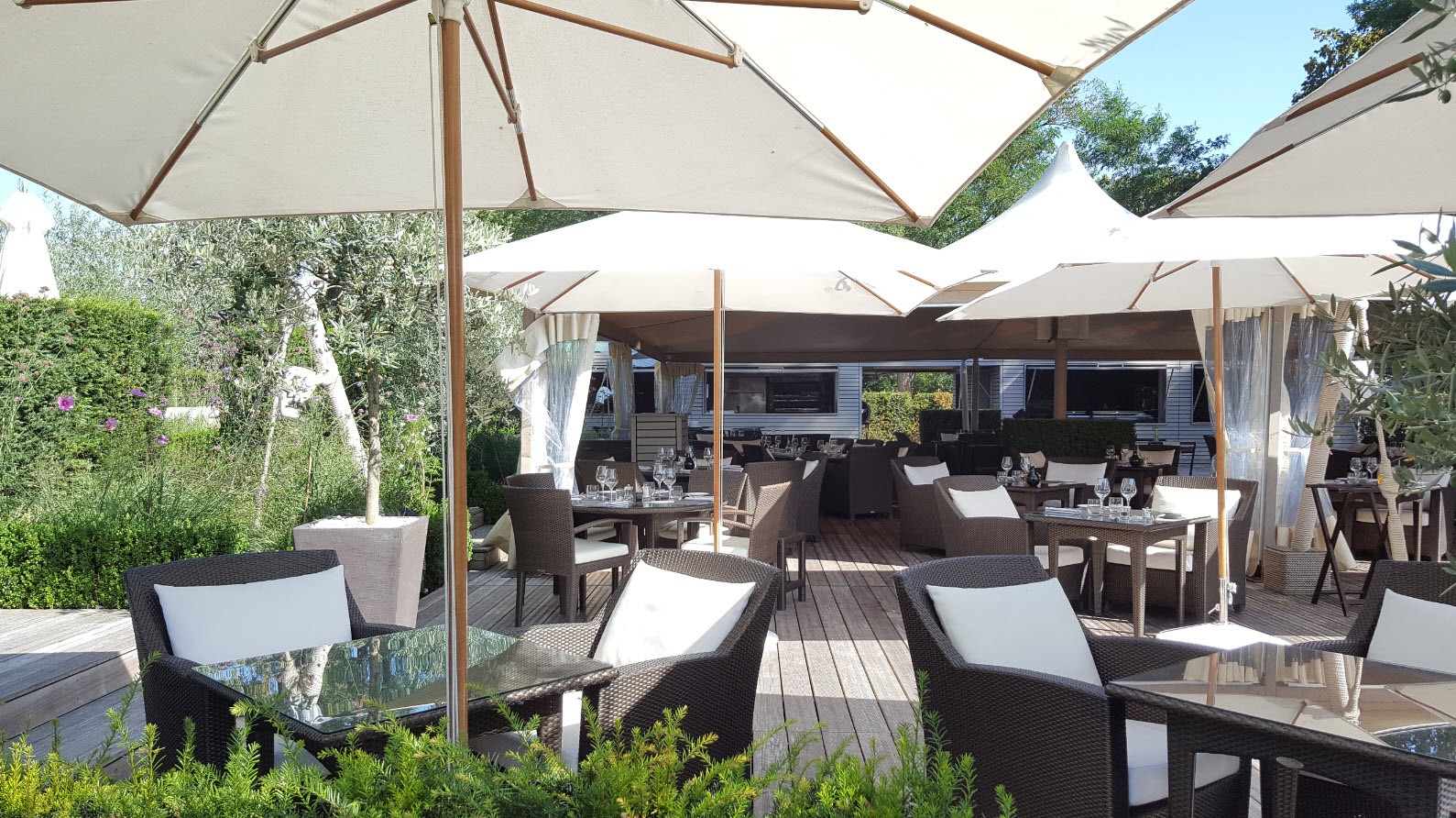 Restaurant au bord de la piscine Restaurant au bord de la piscine