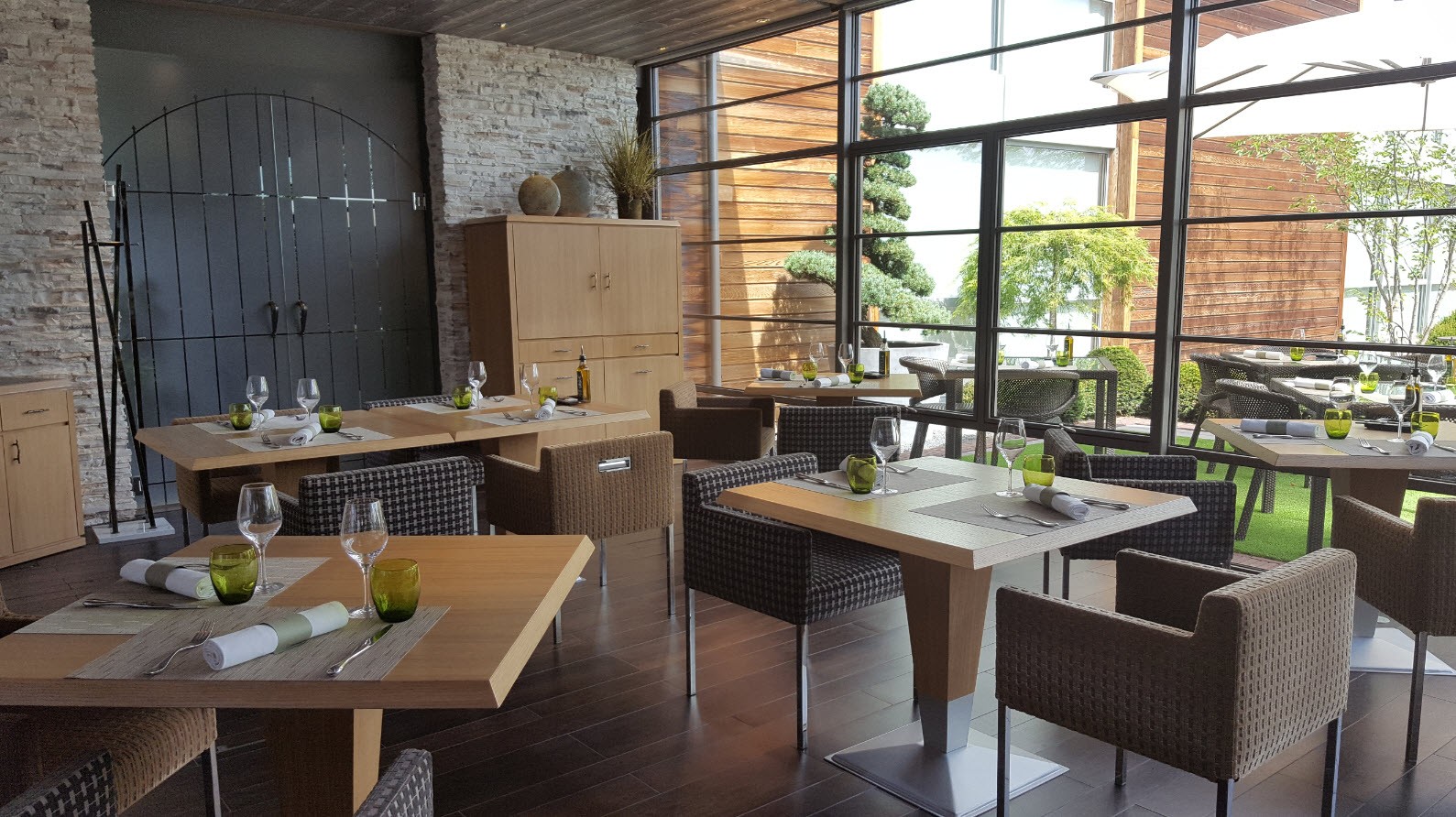 Salle interieure restaurant Le Jardin Salle interieure restaurant Le Jardin