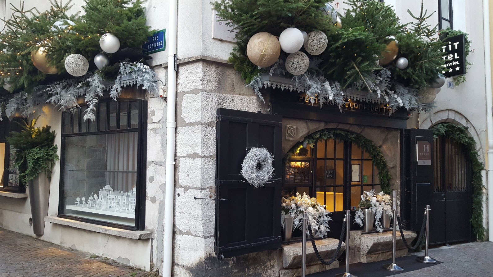 Decorations de Noel sur la facade Decorations de Noel sur la facade