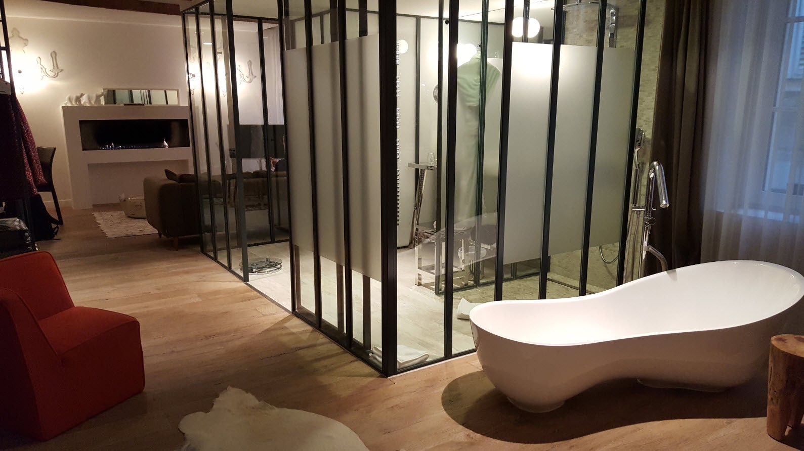 Salle de bains au milieu de la chambre Salle de bains au milieu de la chambre
