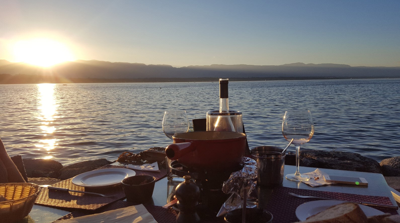 Perfect setting pour une fondue a Geneve Perfect setting pour une fondue a Geneve