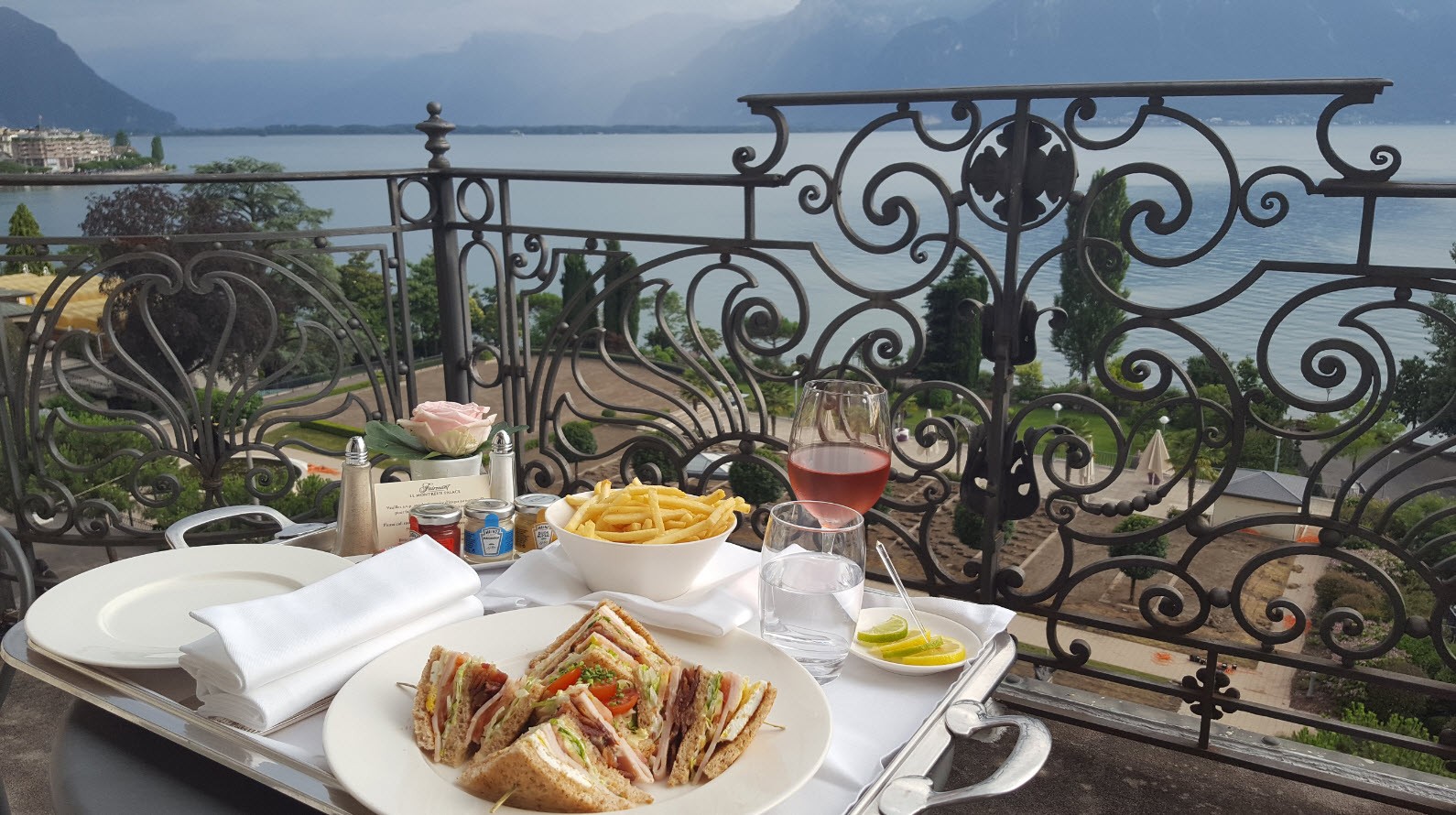 Room service club sandwich sur le balcon face au lac et aux alpes Room service club sandwich sur le balcon face au lac et aux alpes