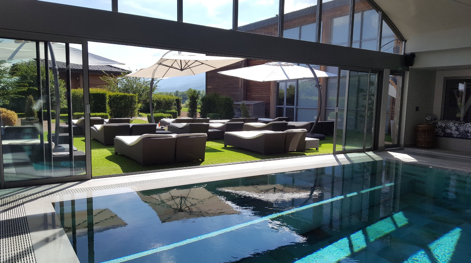 Piscine ouverte sur le jardin Piscine ouverte sur le jardin