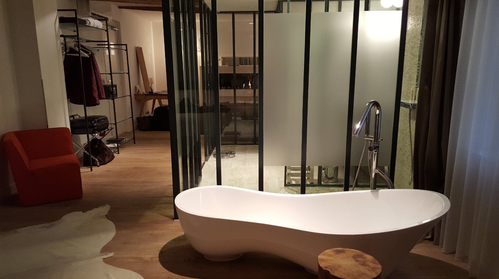 Baignoire avec salle de bains eclairee Baignoire avec salle de bains eclairee