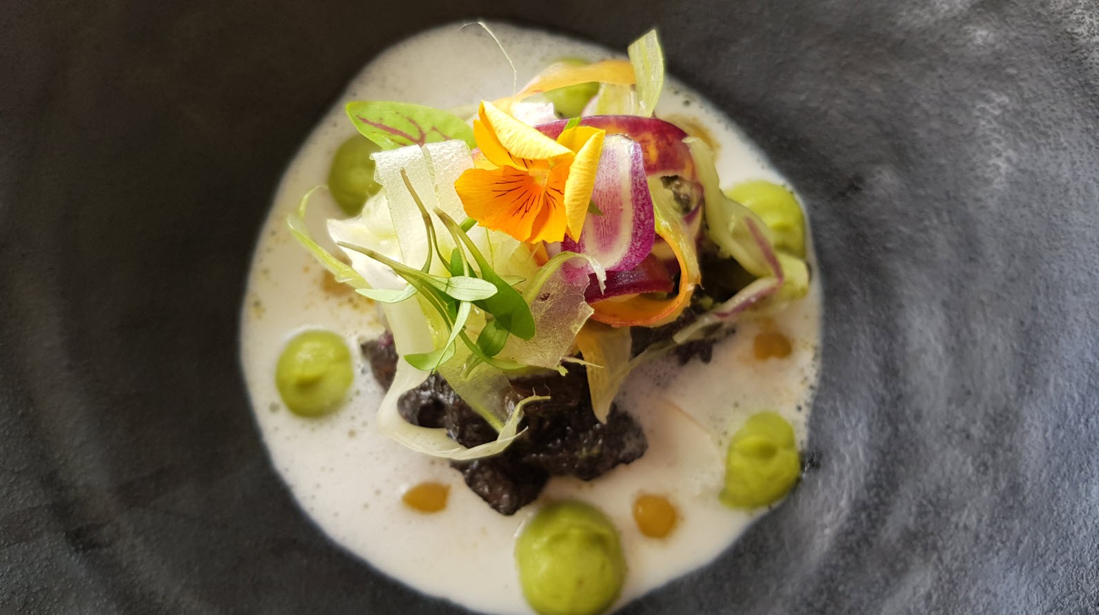 Céviché de bar, curry vert et lait de coco, basilic thaï et combawa Céviché de bar, curry vert et lait de coco, basilic thaï et combawa