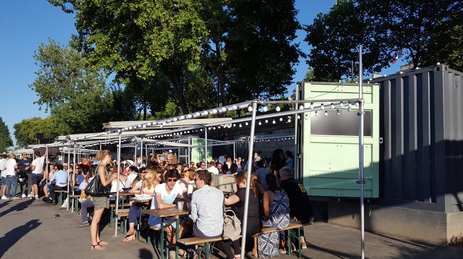 Mi-guinguette mi-food truck a Paris Mi-guinguette mi-food truck a Paris