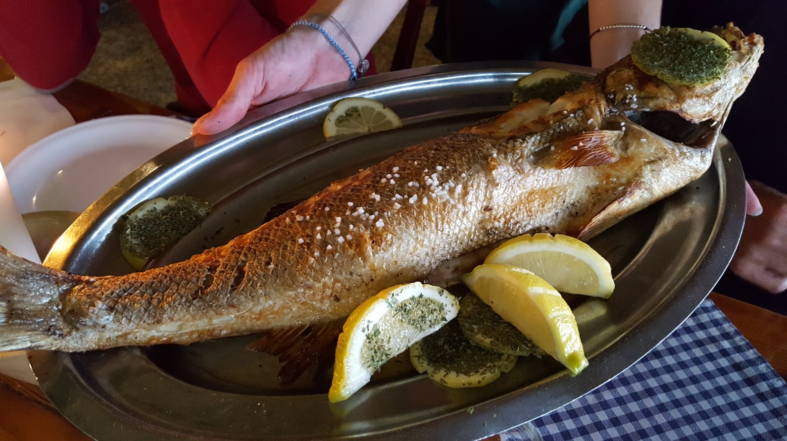Le poisson entier avant la preparation Le poisson entier avant la preparation