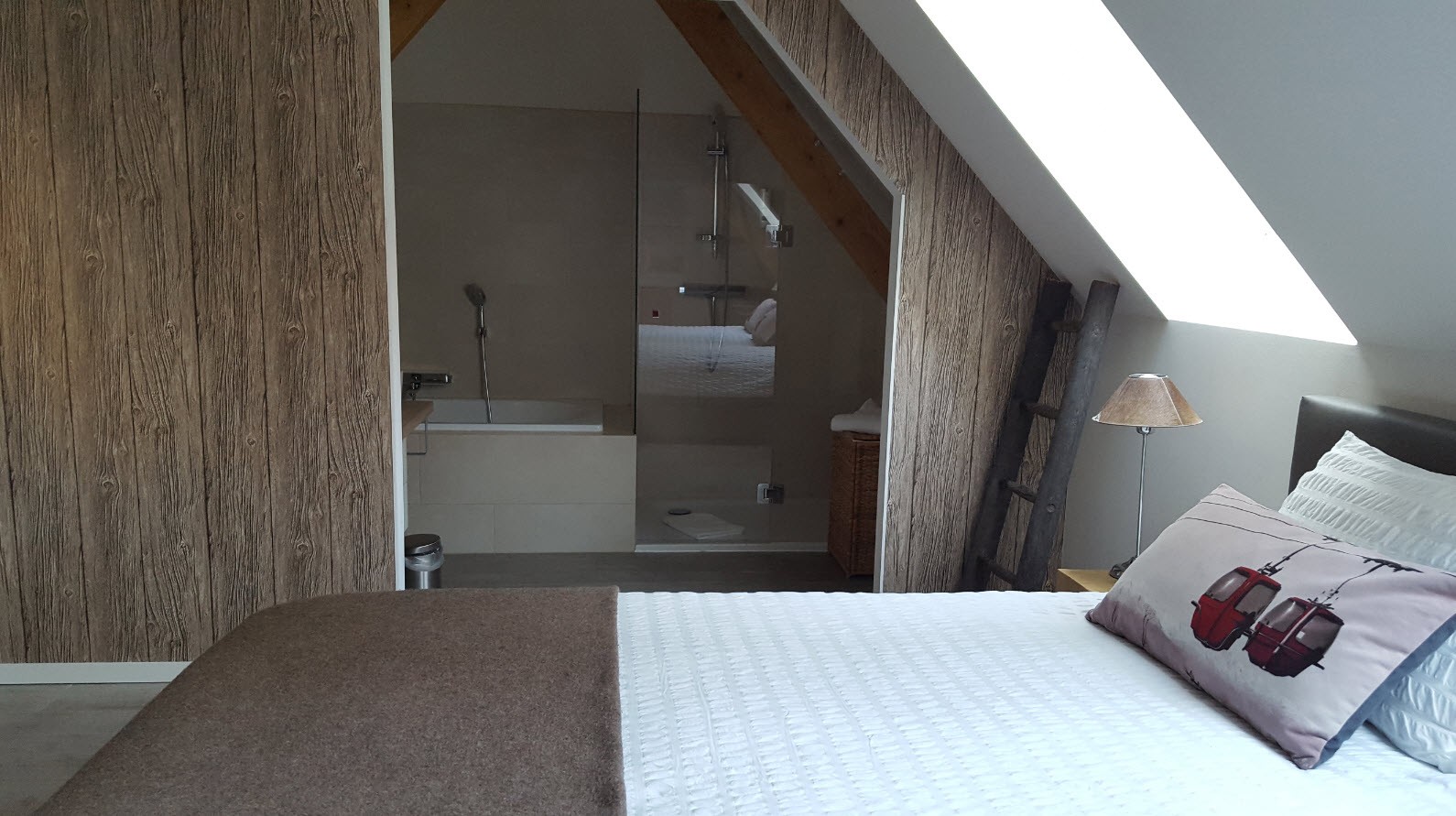 Espace nuit avec salle de bains ouverte Espace nuit avec salle de bains ouverte
