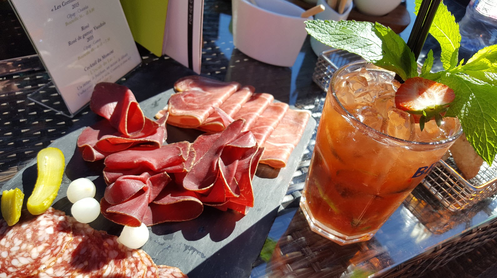 Aperitif au milieu des vignes en Suisse Aperitif au milieu des vignes en Suisse