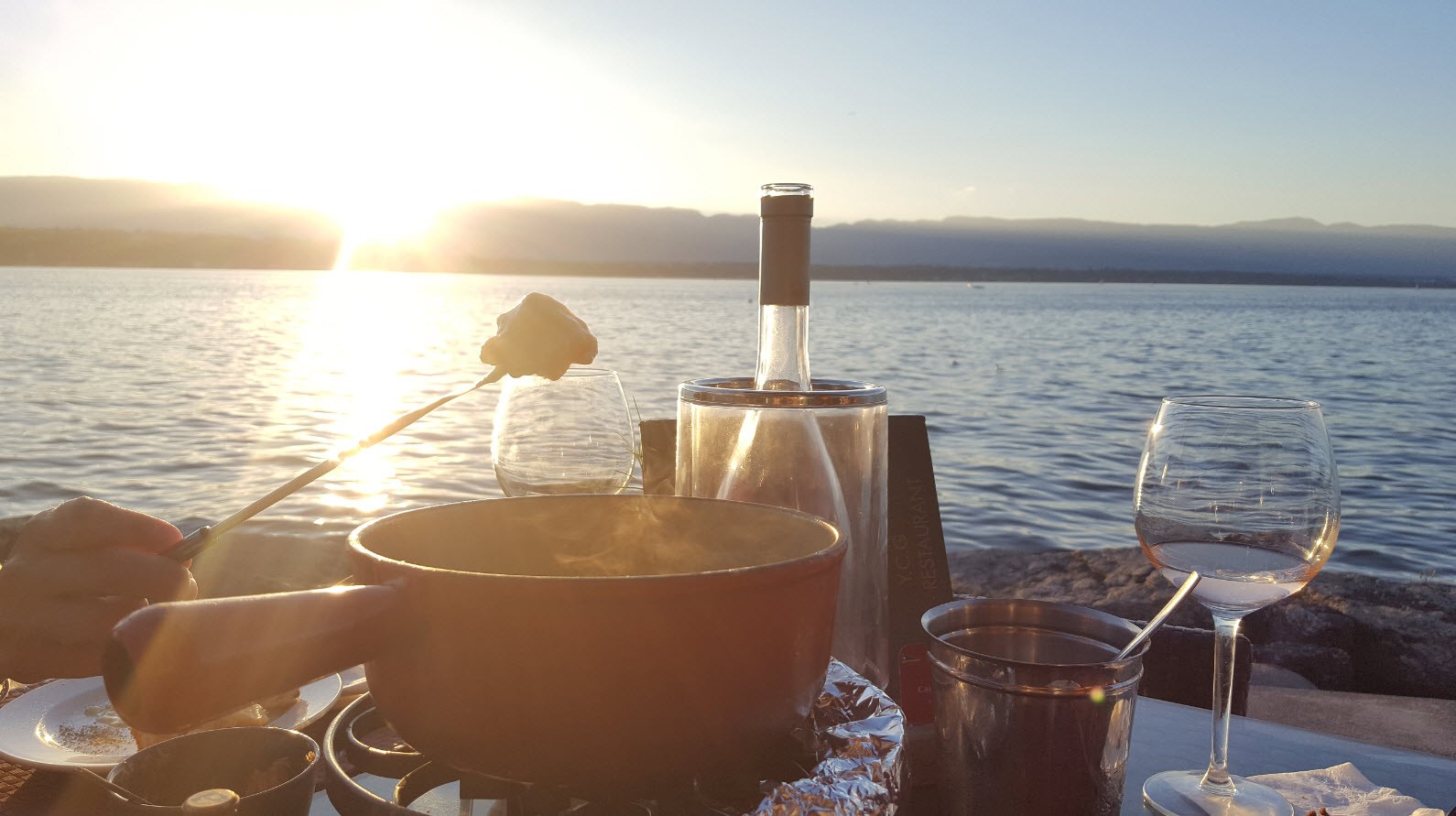 Manger une fondue au bord du lac leman Manger une fondue au bord du lac leman